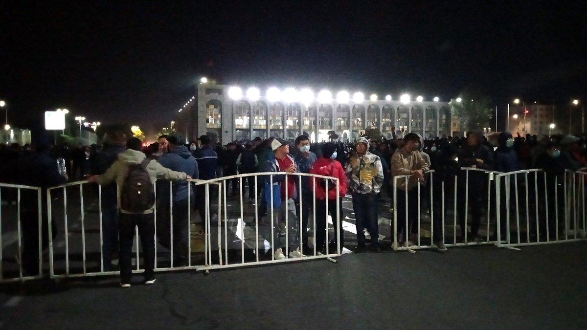 Kırgızistan'da protestocular parlamentoyu işgal etti