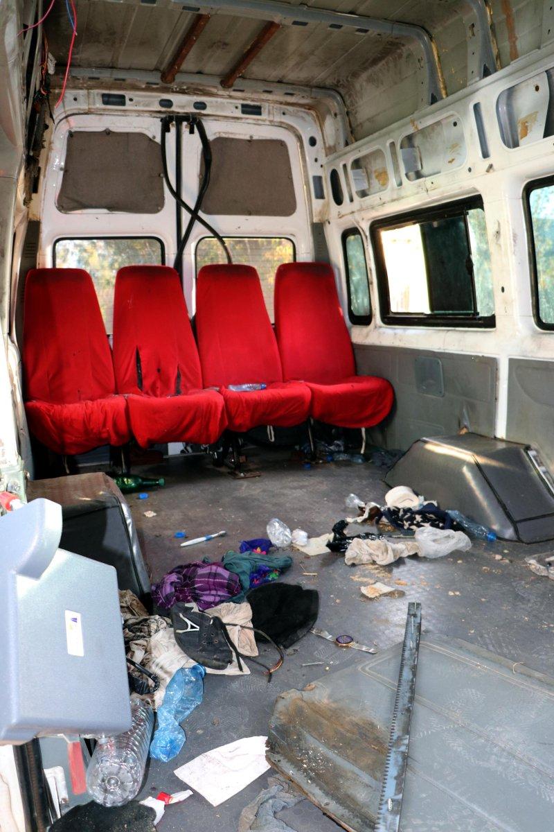 Van'da göçmenleri taşımak için koltukları söktüler