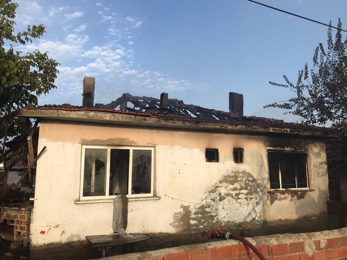 Bursa'da ayağından zincirlenmiş çocuk yangından kurtarıldı