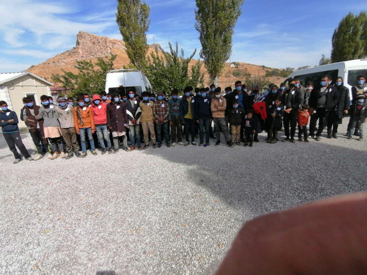 Van'da göçmenleri taşımak için koltukları söktüler