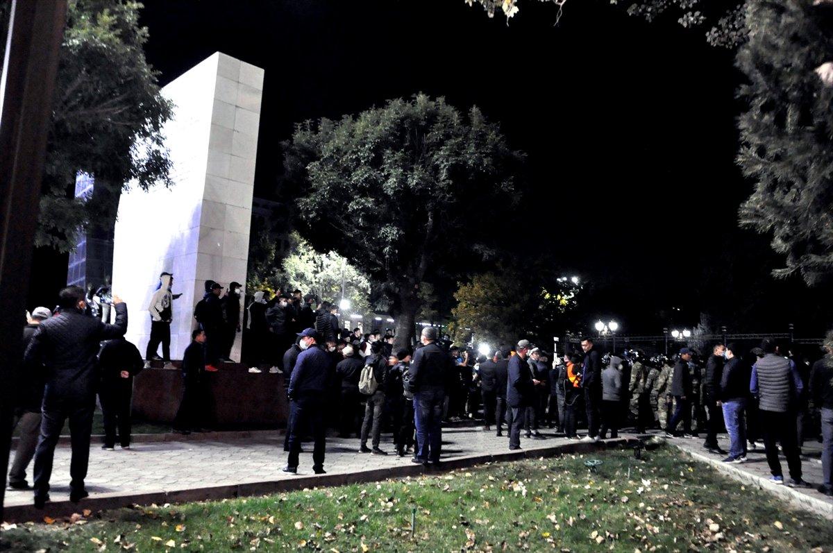 Kırgızistan'da protestocular hapisteki Atambayev'i çıkardı