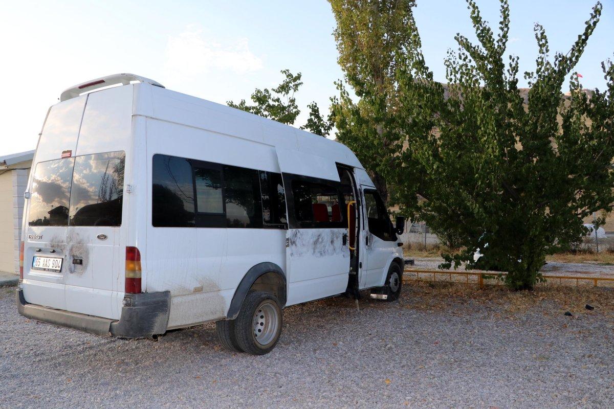Van'da göçmenleri taşımak için koltukları söktüler