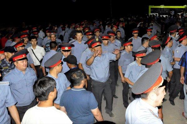 Kırgızistan'da protestocular hapisteki Atambayev'i çıkardı