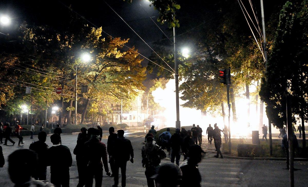 Kırgızistan'da protestocular hapisteki Atambayev'i çıkardı