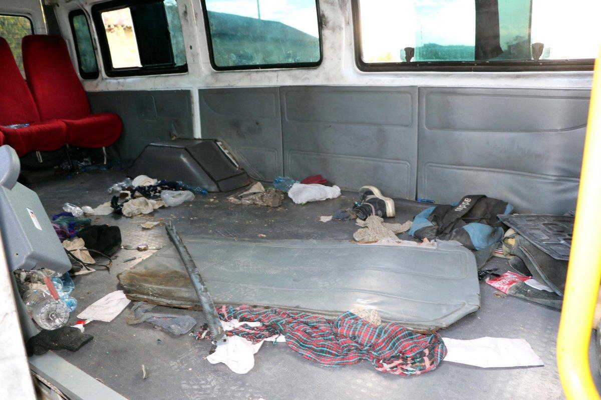 Van'da göçmenleri taşımak için koltukları söktüler