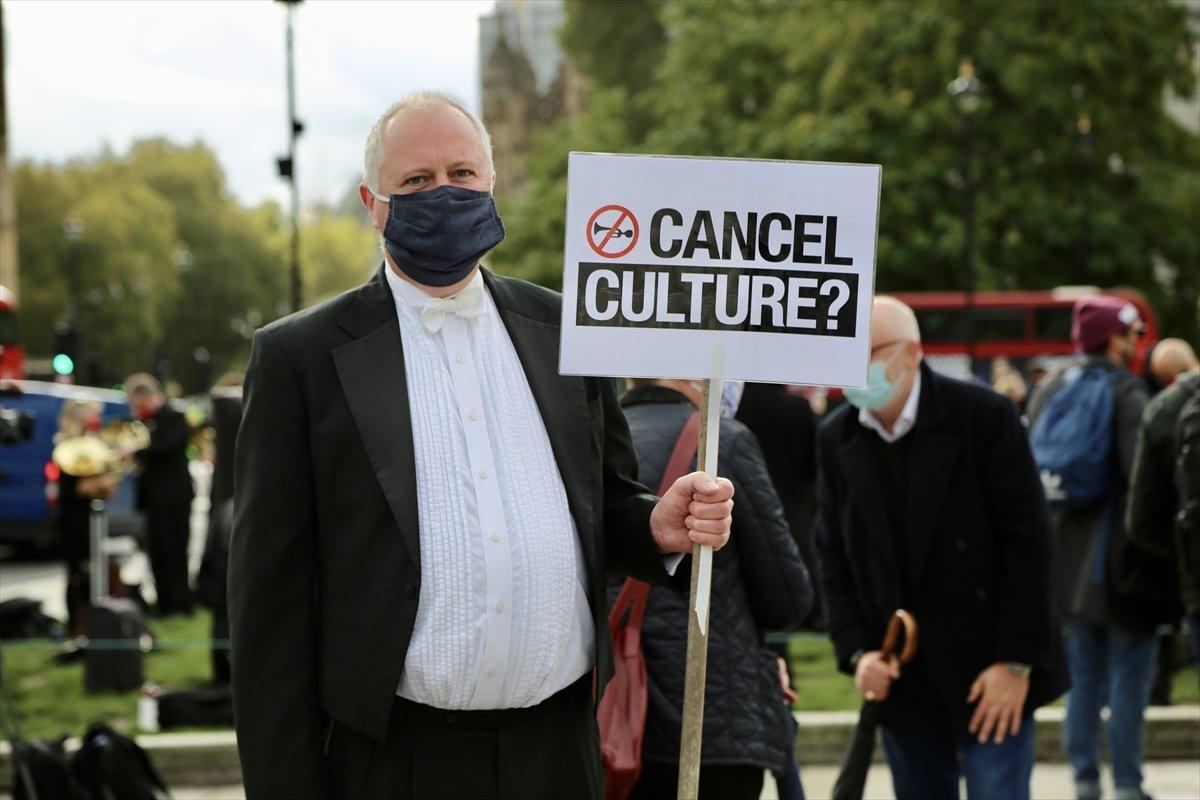 İngiltere'de müzisyenler, koronavirüs kısıtlamalarını protesto etti