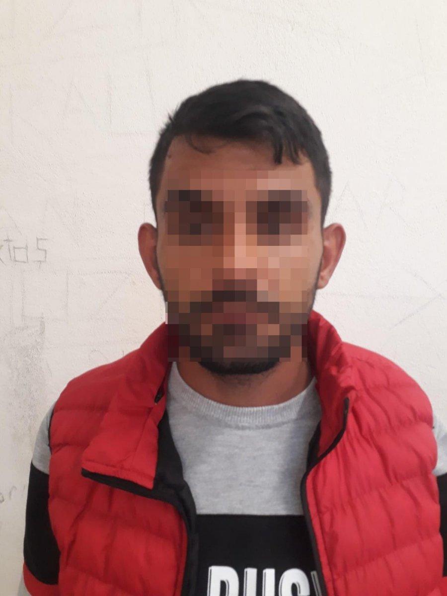 Kayseri’de polisten kaçan zanlı halıya sarılı halde gardıroptan çıktı