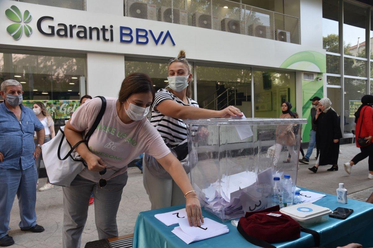 CHP'li İzmit Belediyesi dikeceği heykeli halk oylamasına sundu