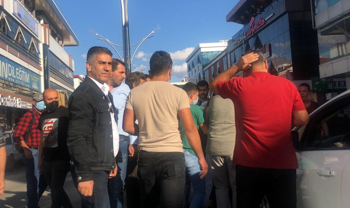 Annesina çarpan sürücüyü dövdü