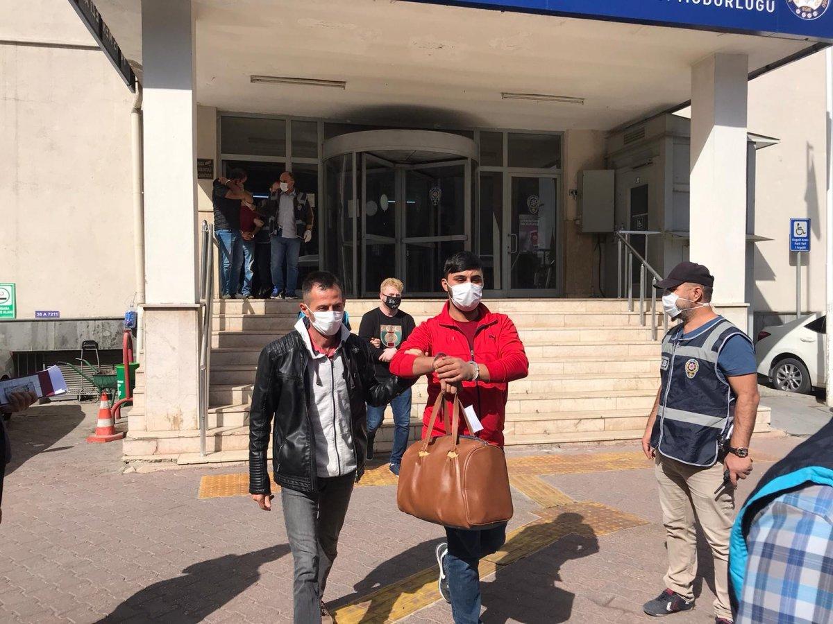 Kayseri’de polisten kaçan zanlı halıya sarılı halde gardıroptan çıktı