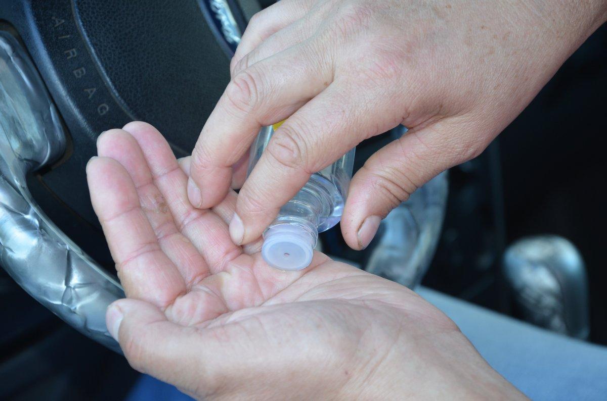 Ordu'da virüse karşı eline yüzüne kolonya döktü, trafik ekiplerinin alkol kontrolüne takıldı