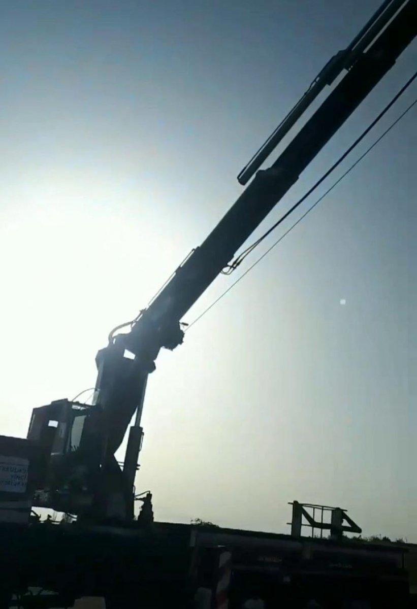 İstanbul'da piknikte sallanmak isteyen çocuğunu vinçle salladı