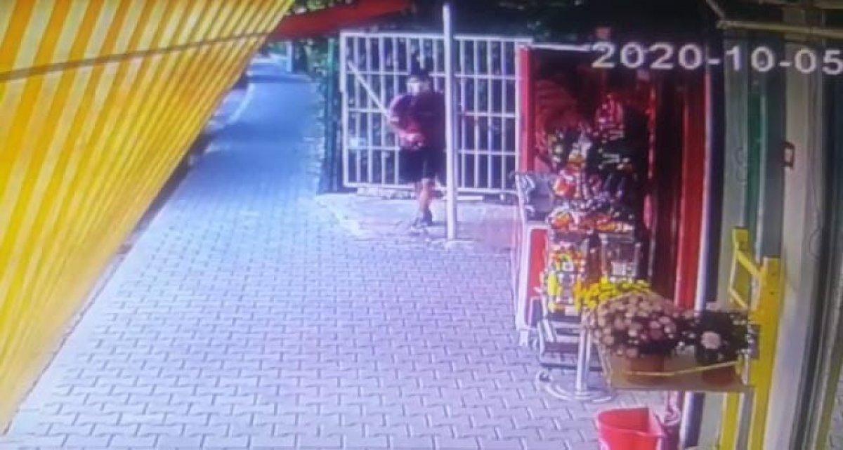 Ümraniye’de iki gencin hırsızlık yaptığı anlar