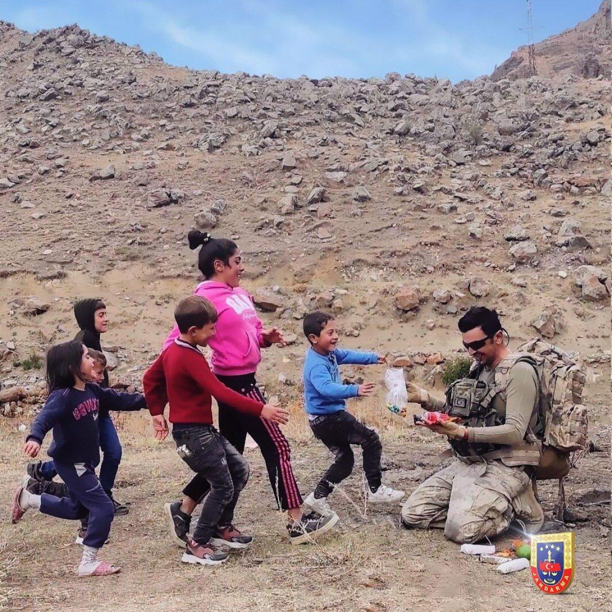 Jandarma çantasındaki kumanyasını çocuklarla paylaştı