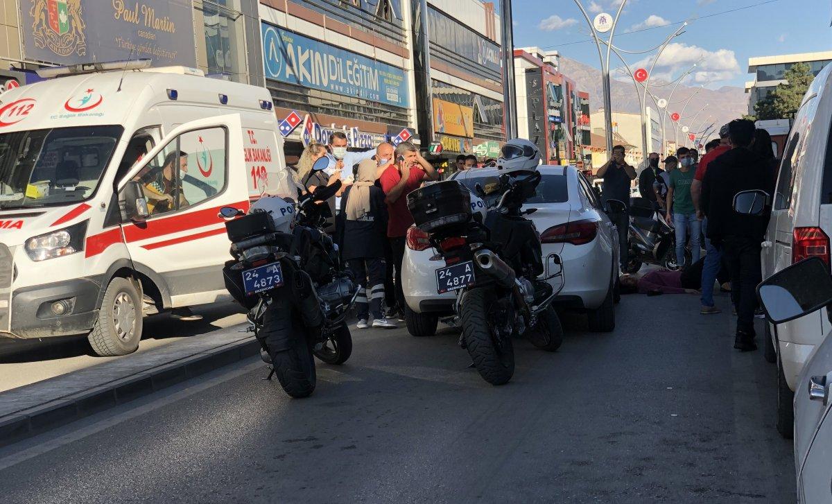 Annesina çarpan sürücüyü dövdü