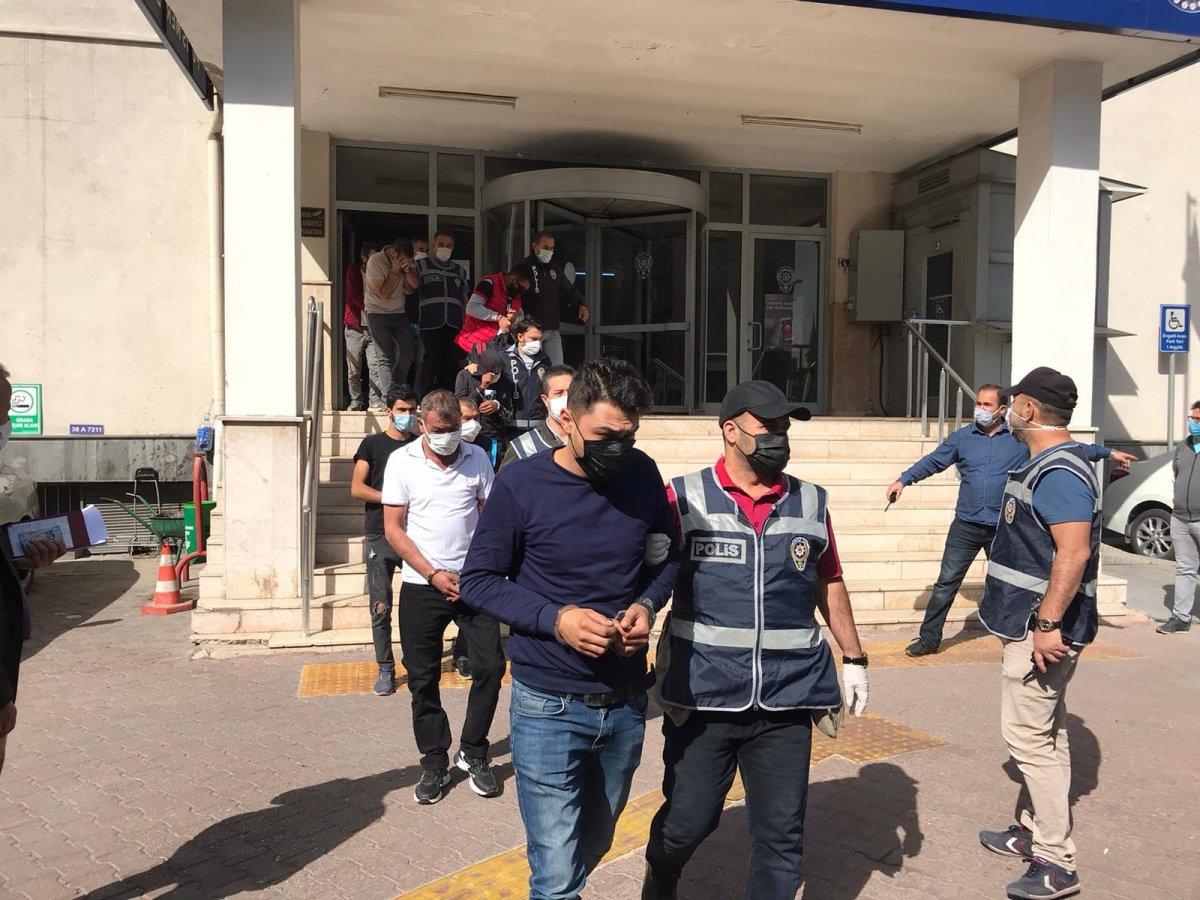 Kayseri’de polisten kaçan zanlı halıya sarılı halde gardıroptan çıktı