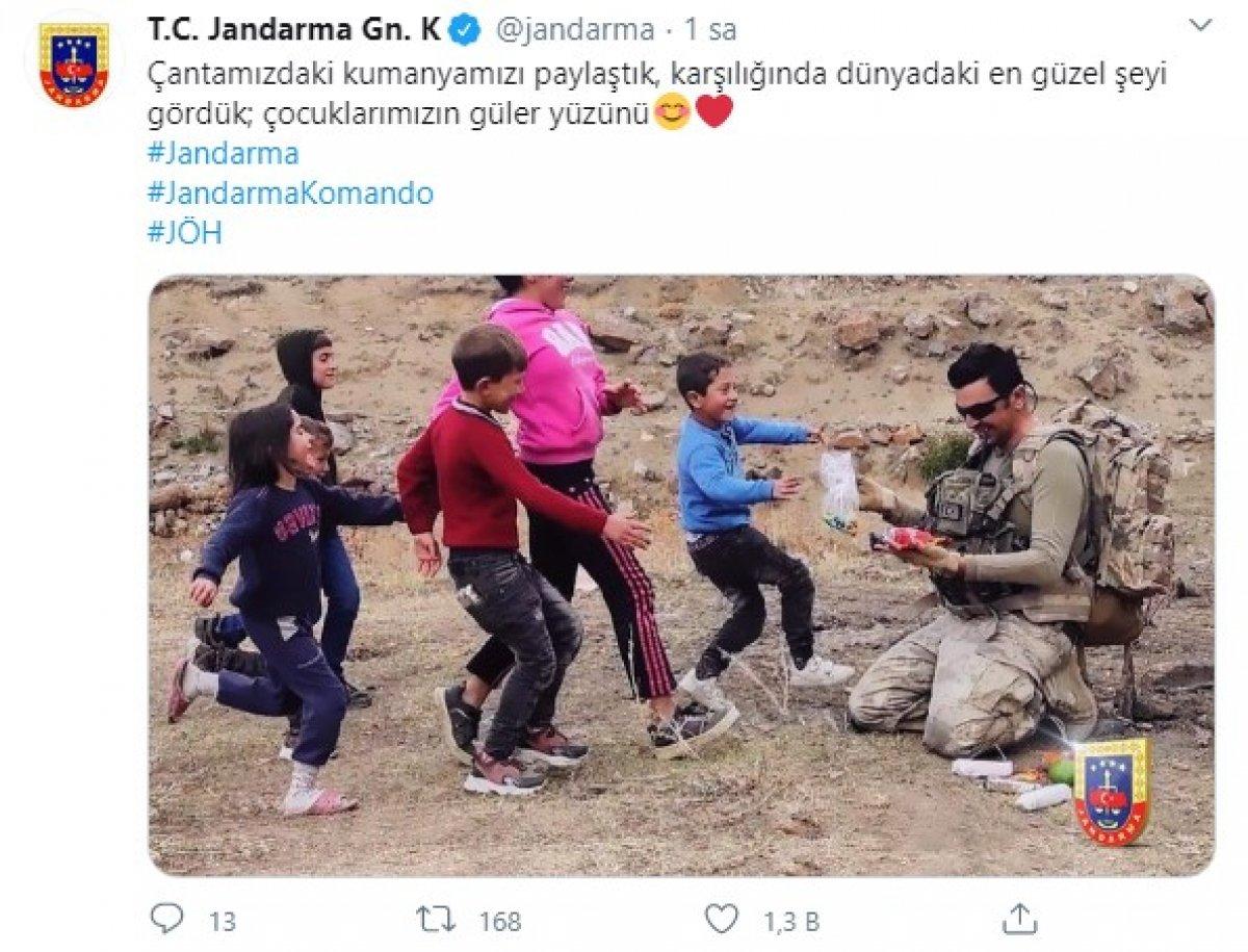 Jandarma çantasındaki kumanyasını çocuklarla paylaştı