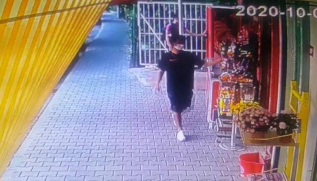 Ümraniye’de iki gencin hırsızlık yaptığı anlar