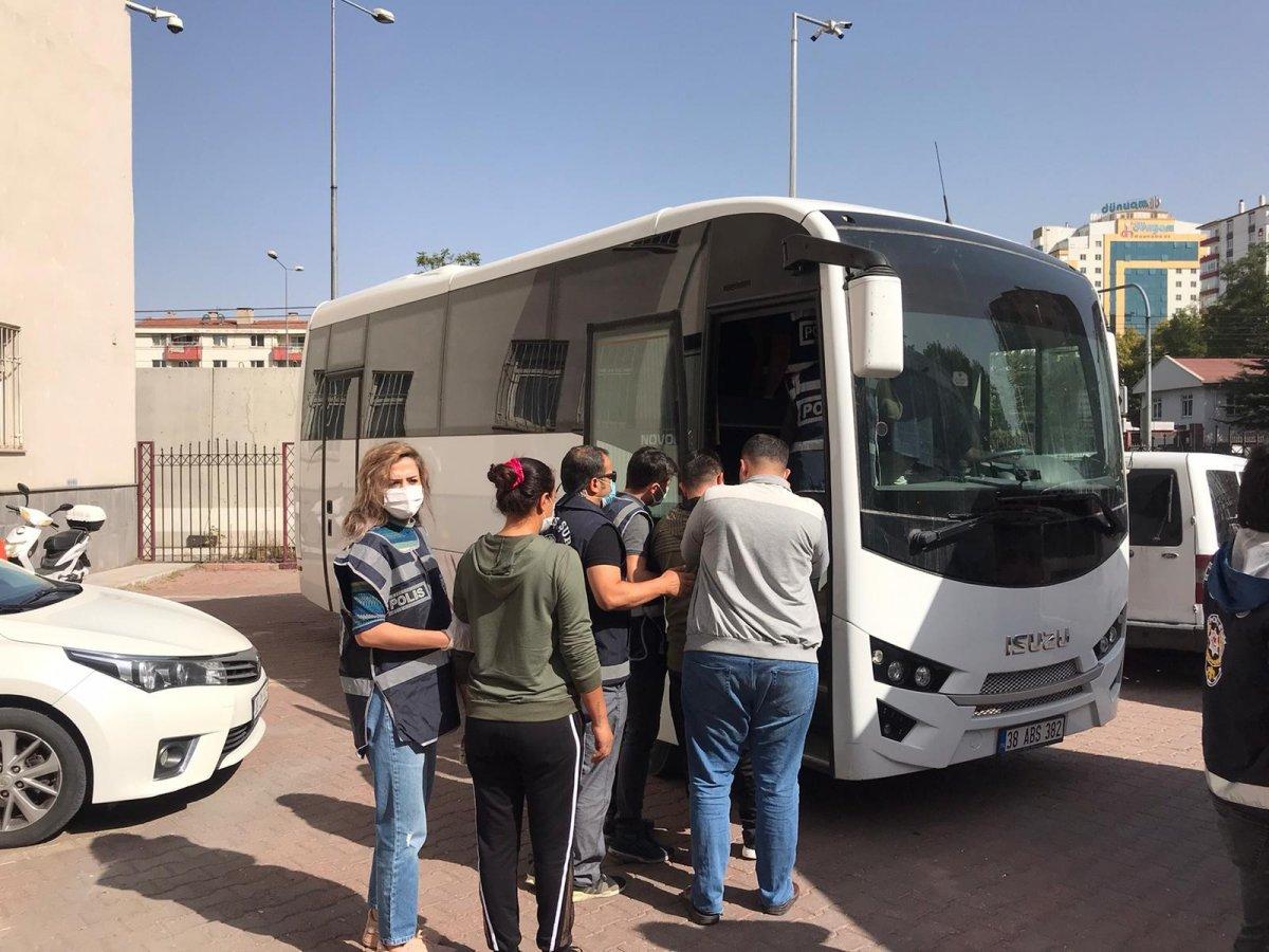 Kayseri’de polisten kaçan zanlı halıya sarılı halde gardıroptan çıktı