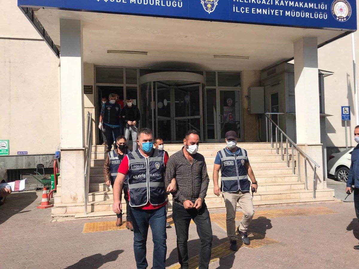 Kayseri’de polisten kaçan zanlı halıya sarılı halde gardıroptan çıktı