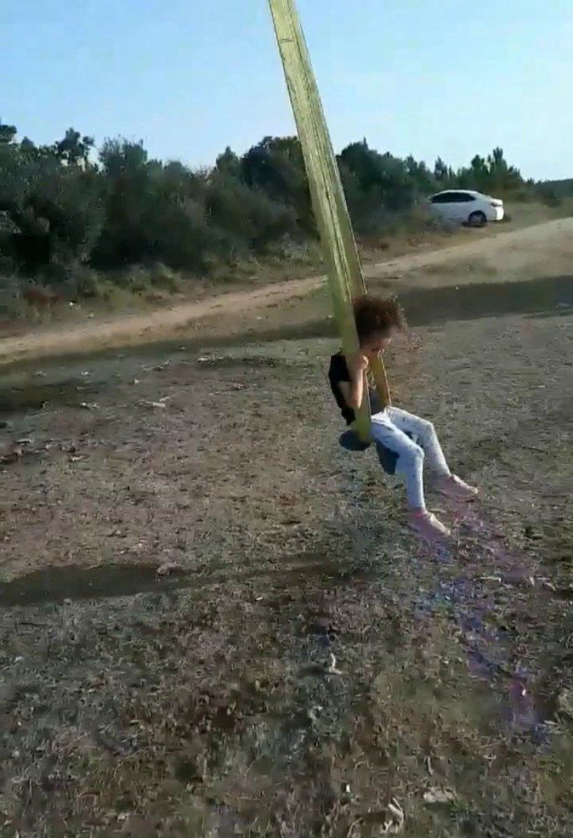 İstanbul'da piknikte sallanmak isteyen çocuğunu vinçle salladı