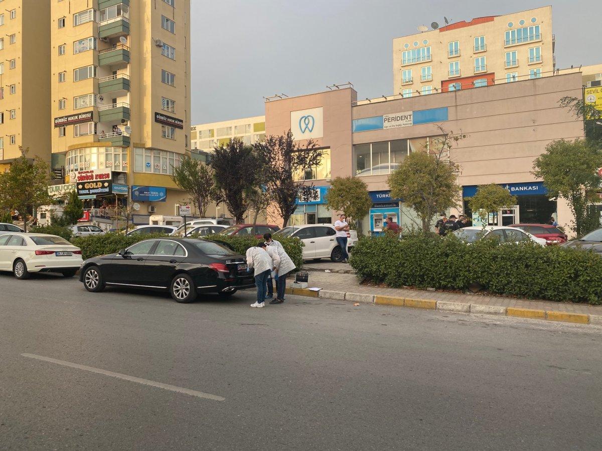 Pendik'te lüks otomobilin bagajından 70 bin dolar çalındı