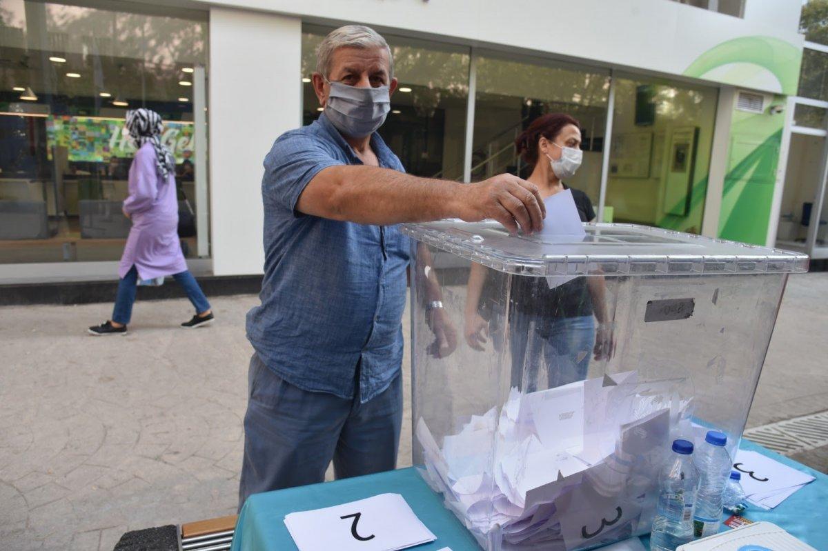CHP'li İzmit Belediyesi dikeceği heykeli halk oylamasına sundu