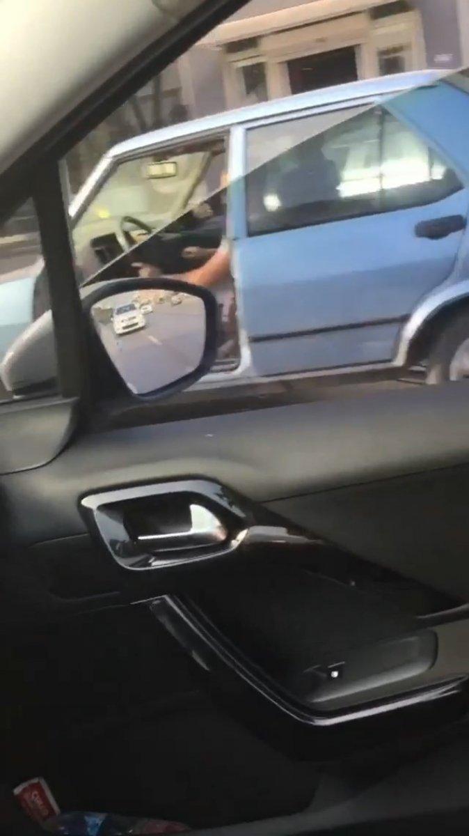 Bursa'da kapısı olmadan trafikte seyreden otomobil
