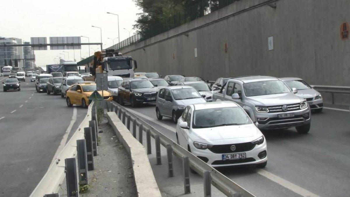 İstanbul’da yolu karıştıran sürücü kazaya neden oldu