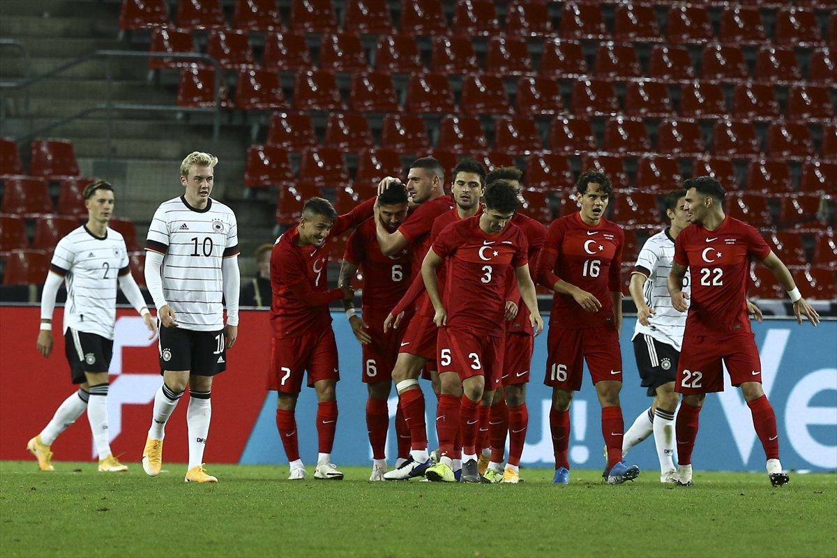 Alman basınındaki Almanya-Türkiye maçı manşetleri