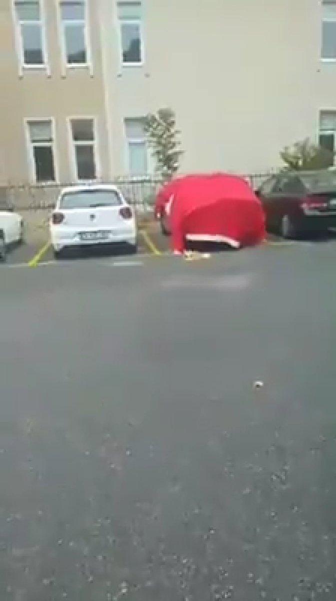 İstanbul'da aracını doludan korumak için Türk bayrağını branda olarak kullandı