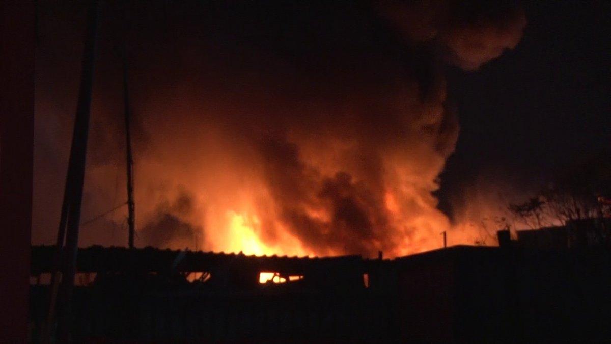 Ümraniye'de geri dönüşüm deposunda yangın çıktı