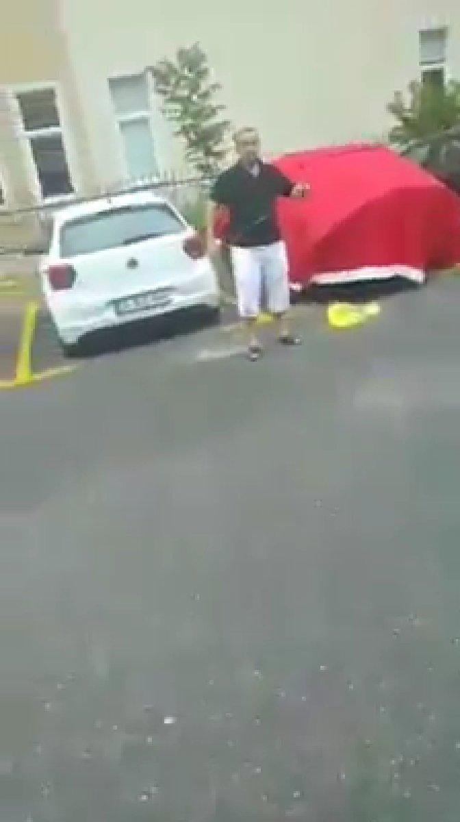 İstanbul'da aracını doludan korumak için Türk bayrağını branda olarak kullandı