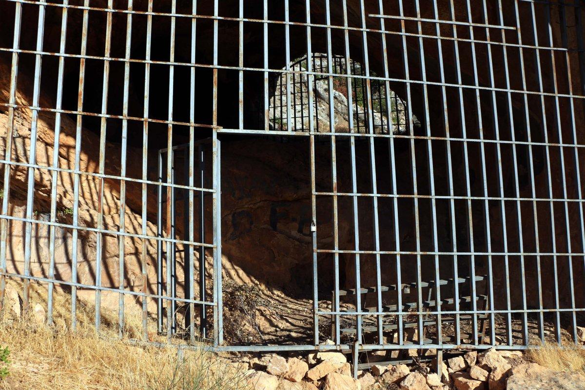 Adıyaman'da tarihi mağara defineciler tarafından tahrip edildi