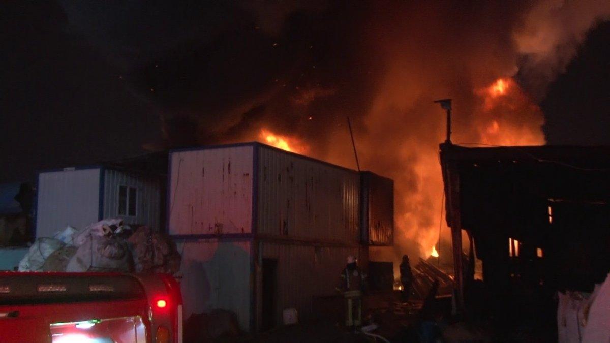 Ümraniye'de geri dönüşüm deposunda yangın çıktı