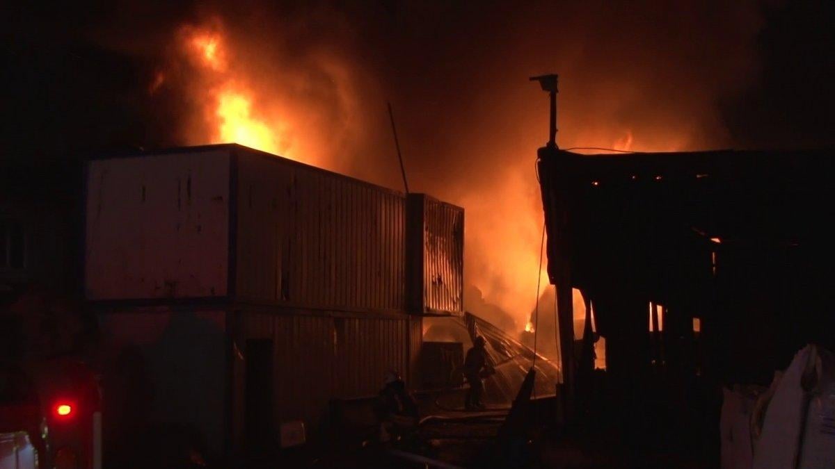 Ümraniye'de geri dönüşüm deposunda yangın çıktı