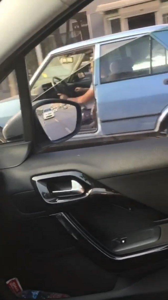 Bursa'da kapısı olmadan trafikte seyreden otomobil