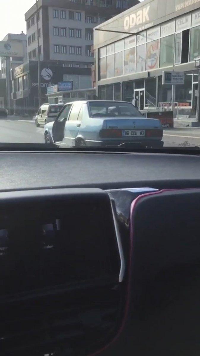 Bursa'da kapısı olmadan trafikte seyreden otomobil