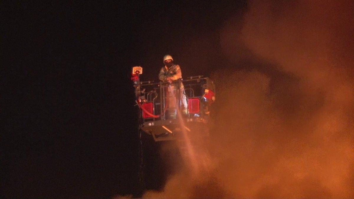 Ümraniye'de geri dönüşüm deposunda yangın çıktı