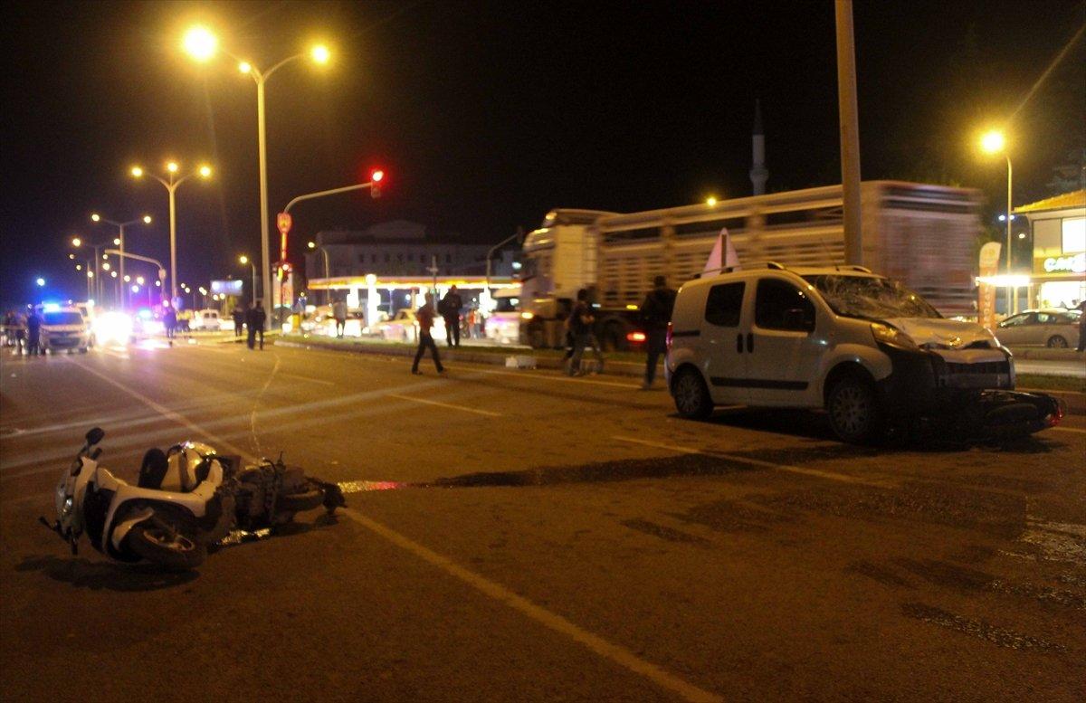 Kütahya'da ticari araç, iki motosiklete çarptı: 1 ölü