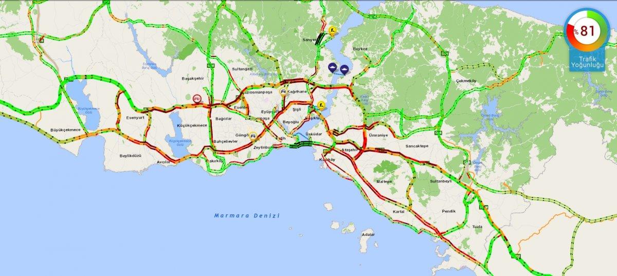 Meteoroloji Genel Müdürlüğünün 3 gündür süren uyarılarının ardından İstanbul'da iki gündür yağmur aralıklarla etkisini sürdürüyor. Öğle saatlerinde güneşli havanın ardından yağış aralıklarla devam etti. Akşam mesai bitiminde etkisini arttıran yağmurda, vatandaşlar ve sürücülerin zor anlar yaşadığı görüldü. Yağış, akşam saatlerinde yaşanan trafik yoğunluğuna dönüştü. Yoğunluk her iki yakada da özellikle TEM ve D-100 Karayolunda etkisini gösterdi. Trafik bazı bölgelerde durma noktasına gelirken, İBB trafik yoğunluk haritasına göre saat 17.20 itibarıyla trafik yoğunluğu yüzde 76'ya ulaşarak son günlerin rekorunu kırdı.