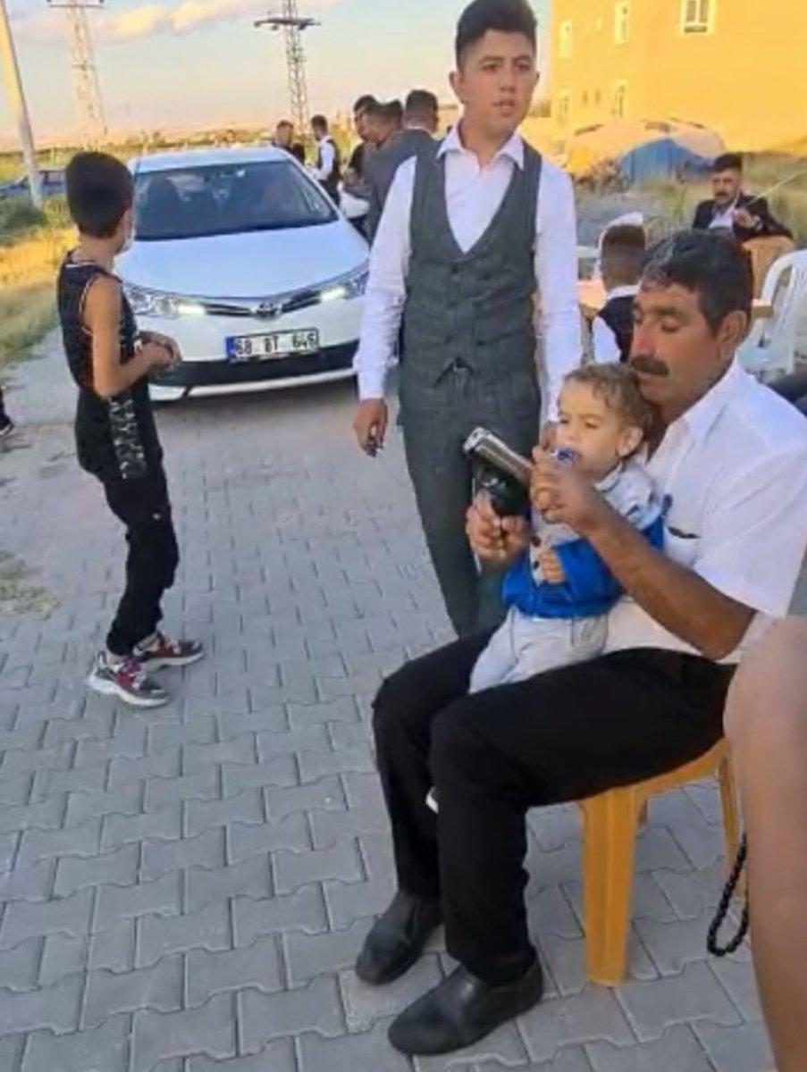 Aksaray'da torununun eline silah verip ateş ettirdi