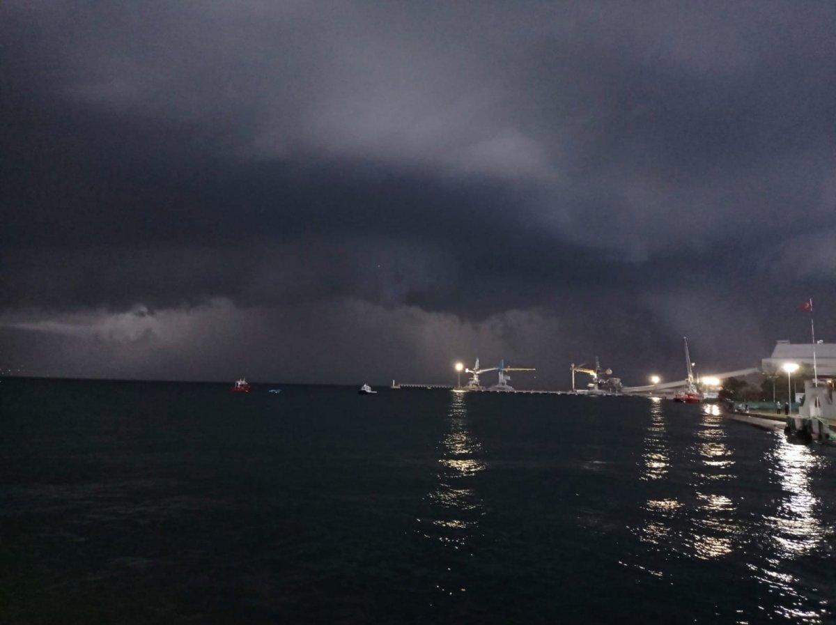 Kocaeli'de aniden başlayan dolu, etrafı beyaza bürüdü