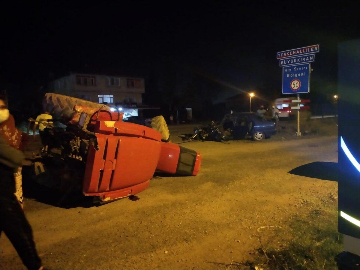 Bartın'da otomobil traktörle çarpıştı