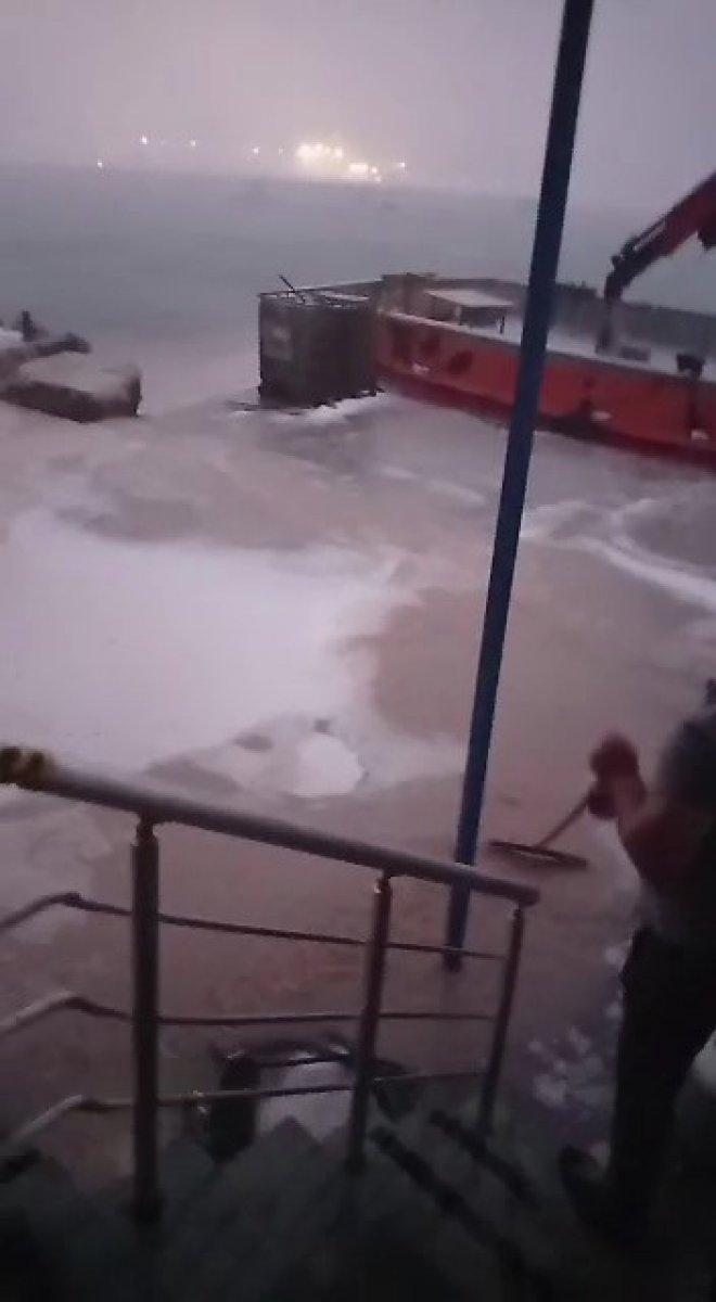 Kocaeli'de aniden başlayan dolu, etrafı beyaza bürüdü