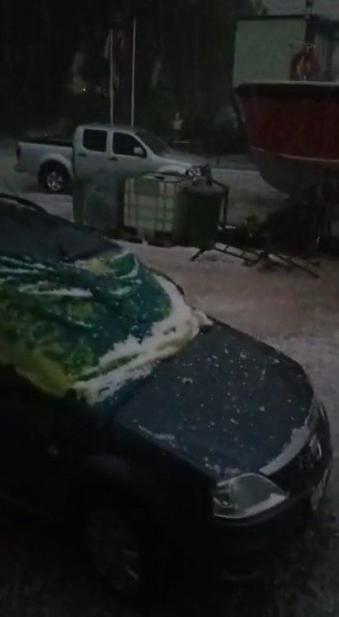 Kocaeli'de aniden başlayan dolu, etrafı beyaza bürüdü