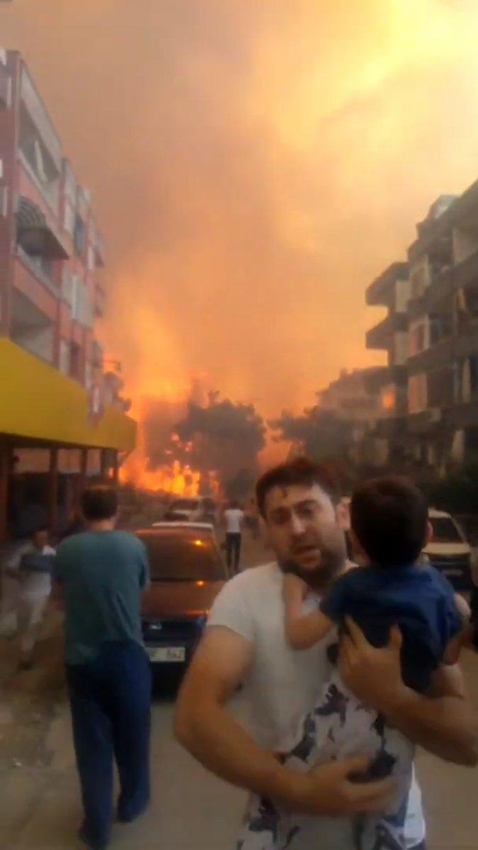 Hatay'da orman yangını, yerleşim yerlerine sıçradı