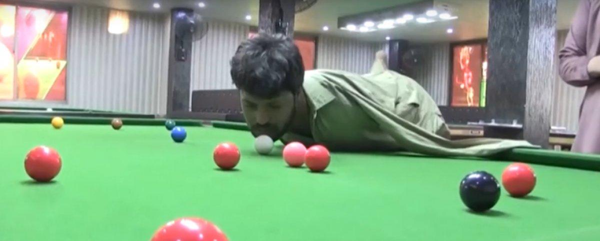 Kolları olmayan Pakistanlı, çenesiyle bilardo oynuyor