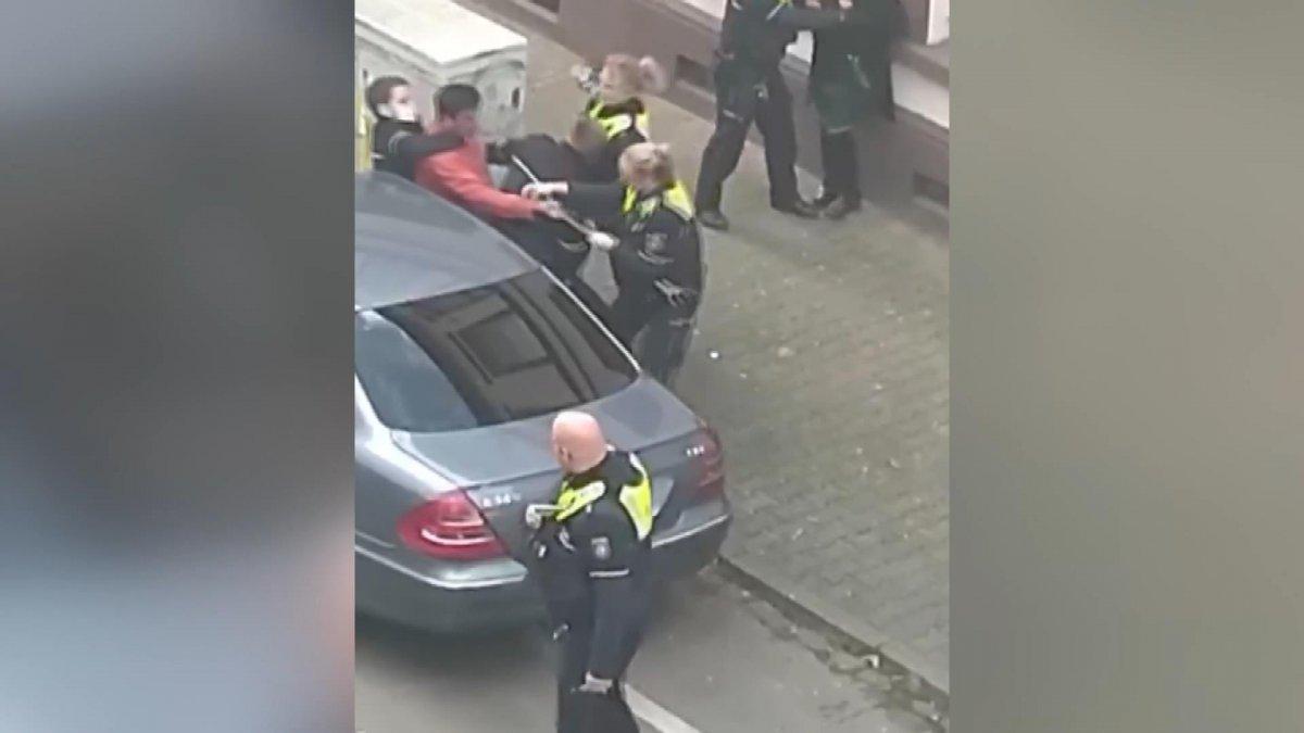 Almanya’da çocuklarını kurtarmak isteyen babaya polisten şiddet