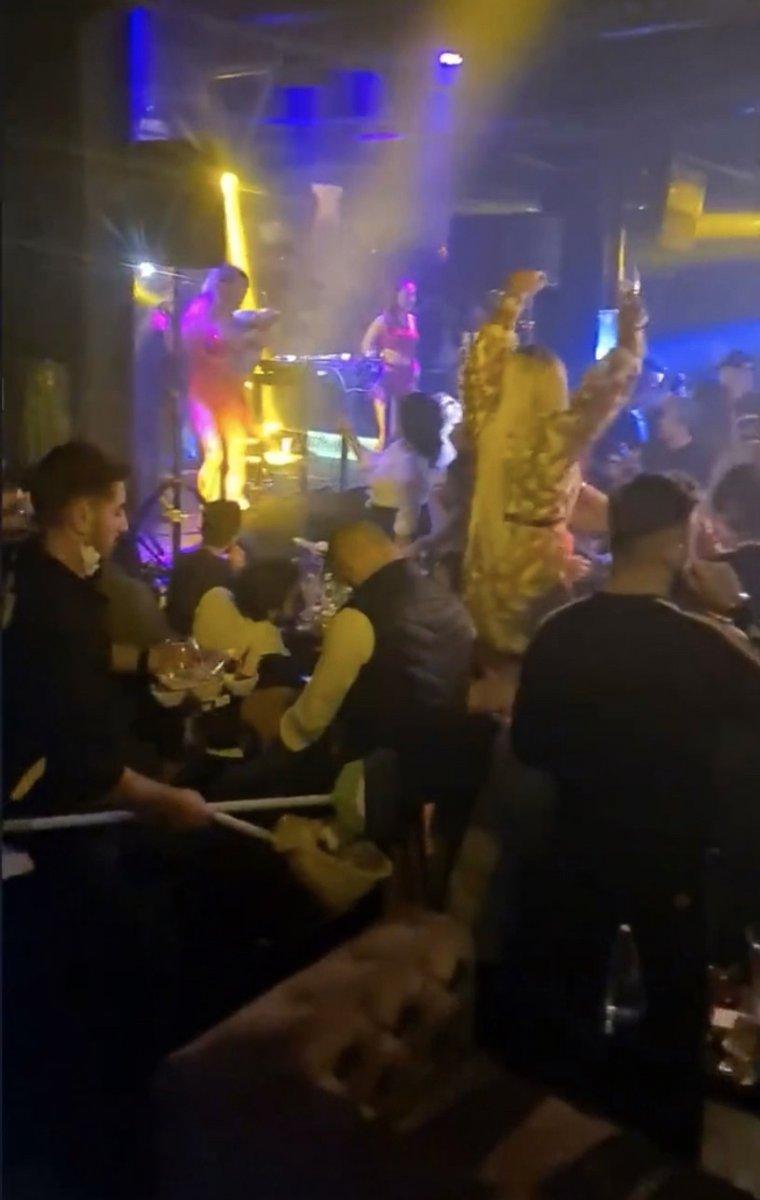 İstanbul’un göbeğindeki gece kulübünde dansözlü parti